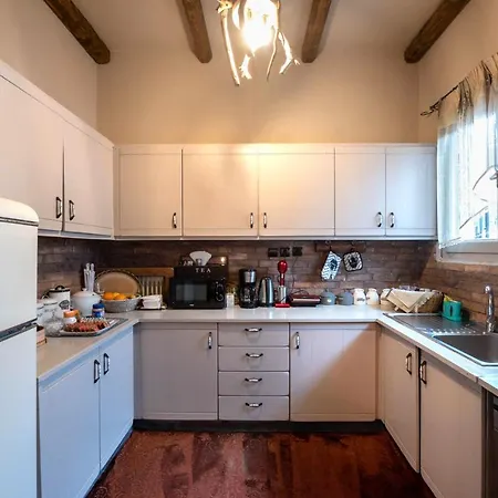 Lykovrisi Apartment *